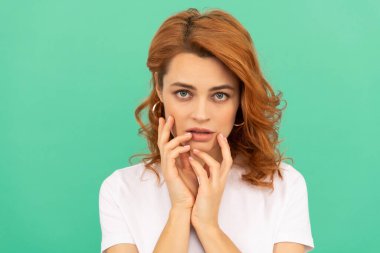 Güzellik ve cilt bakımı. Kadın manken. Genç bir kızın güzel görünüşü. Kızıl saçlı kadının portresi.