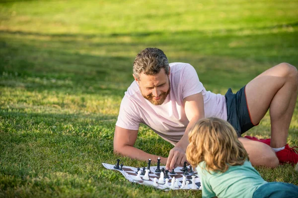 Estratégica e táctica. tutoria. pai e menino jogar jogo de lógica. pai e filho jogando xadrez — Fotografia de Stock