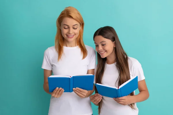 Lachende scholier en leerling reding boeken, terug naar school — Stockfoto