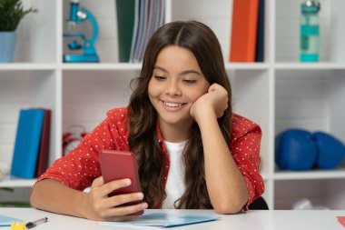 1 Eylül. Yazan ve mesaj atan çocuk. SMS ve anlık mesajlaşma. modern iletişim