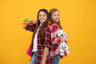 Kaykaylı hippi çocuklar. 1 Eylül. Mutlu çocukluk..