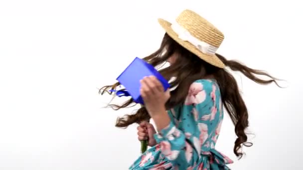 생화 꽃다발센 테 우레아와 선물 상자를 보여 주며 행복해 하는 십 대 소녀, 여름. — 비디오