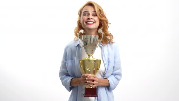 Mulher feliz com copo de ouro regozijo isolado no branco, sucesso — Vídeo de Stock