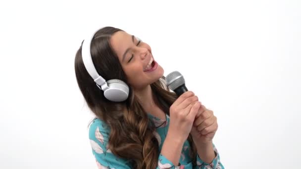 Творческая реализация девочки-подростка в музыкальном образовании слушать и петь в наушниках, вокальной школе. — стоковое видео