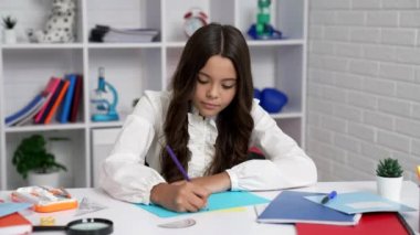 Öfkeli liseli kız matematik problemini çözemez ve sıkılmış kağıt çarşafları ve öfkeyi çöpe atamaz.