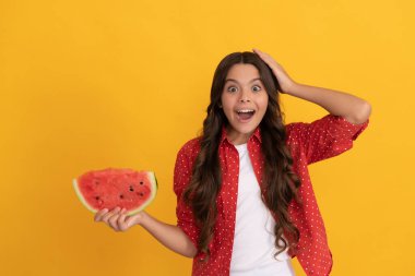 Yaz tatilinde früktoz sağlıklı beslenme. Genç kız eğleniyor. Yaz zamanı..