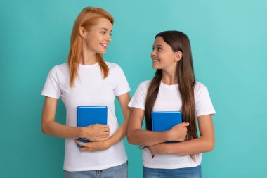 Mutlu okul öğrencisi ve elinde kitap tutan öğrenci, okul