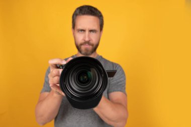 Vlog, seçici odak ve video kamera için film çeken bir adam videografisindeki odaklanma kamerası lensi.