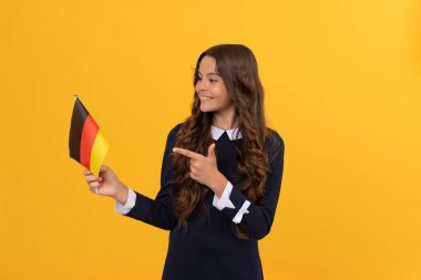 Yabancı okulda eğitim. Genç kız futbol hayranı. Yön seç. Mutlu çocuk işaret ediyor.