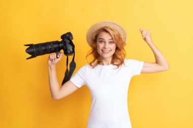 Hasır şapkalı mutlu kadın fotoğrafçılığı. Kızlar fotoğraf makinesini tutun..