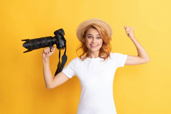 Zadowolona kobieta w słomkowym kapeluszu fotografuje. dziewczyna trzymać aparat fotograficzny. — Zdjęcie stockowe