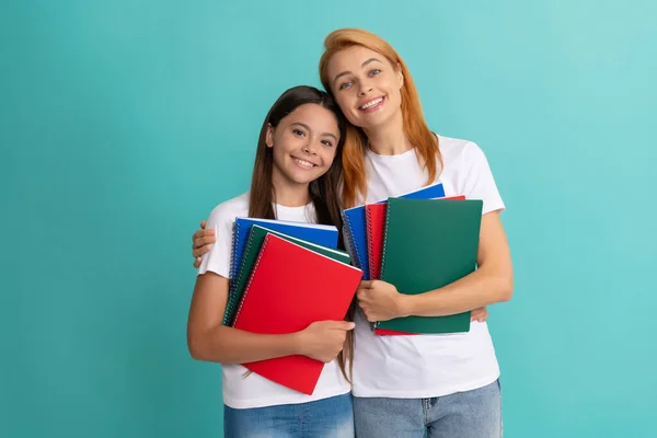 Matka a dcera držet sešit připraven ke studiu, vzdělávání — Stock fotografie