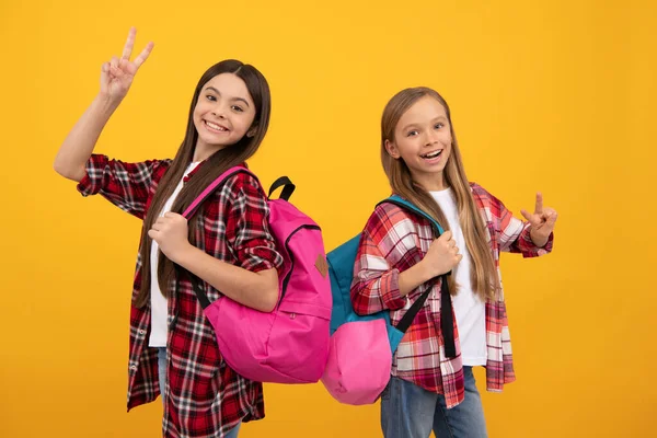 Bilgi günü. Eğitim konsepti. Sarı arka planda uzun saçlı çocuklar. Eylül 1