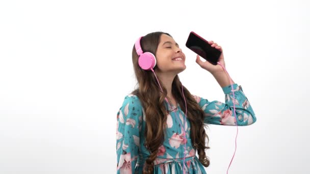 Happy dancing child pilih lagu di playlist di ponsel mendengarkan musik di headphone, musik. — Stok Video