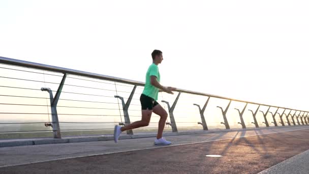 Homem esportivo aquecimento com costas lunge exercício ao ar livre alongamento músculos, exercício lunge — Vídeo de Stock