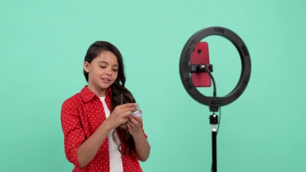 Alegre niño vlogger uso selfie led a hacer maquillaje con polvo y cepillo, pulgar hacia arriba, cosméticos — Vídeos de Stock