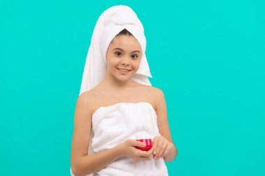 Banyo kulesindeki mutlu çocuk, cilt kremi tut, güzellik