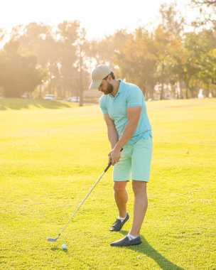 Golf kulübünde golf oynamak, eğlenmek.