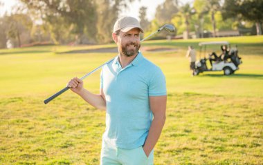 Yaz etkinliği. Profesyonel açık hava sporu. Profesyonel golf sahasında erkek golfçü.