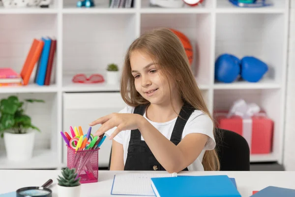 Neşeli çocuk ödevlerini kitapla yapacak. Eğitim. Lisede. Kırtasiyeli okul kızı. — Stok fotoğraf