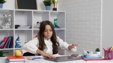 Aceleci çocuk internet dersine kulaklık takarak ve bilgisayar açarak geç kalıyor. Dakiklik.