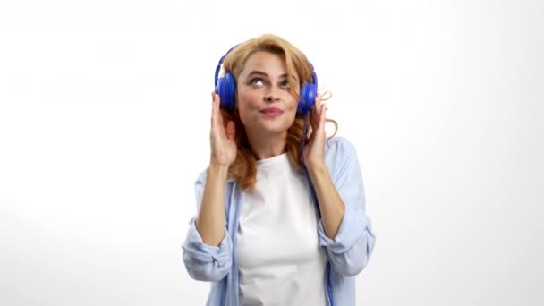 Lycklig kvinna dansar till sin favorit låt i hörlurar, teknik — Stockvideo