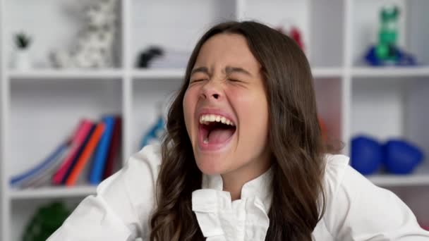 Godt humør af barn griner på sjov joke i klasseværelset, humor – Stock-video