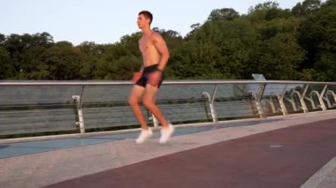 Spor adamının incik kemiğinin yükselişi ile birlikte hareket eğitimi veriliyor.