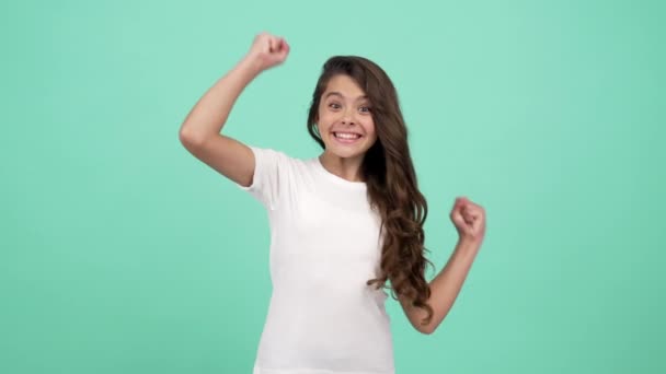 Retrato de niño feliz pelo largo rizado sentir la felicidad y el glasness, el éxito — Vídeos de Stock