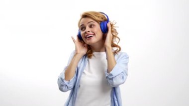 Mutlu dansçı kadın DJ kulaklıklarıyla müzik dinliyor, rahatla.