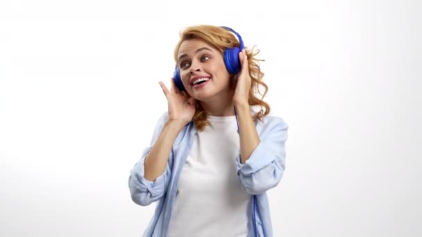 Glad dans kvinna njuter av musik i dj hörlurar, slappna av — Stockvideo
