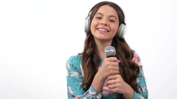 Vokal träning av glad barn sångare i studio hörlurar sjunga i mikrofon, musik — Stockvideo