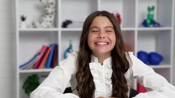 Portret dziecka śmiejącego się z zabawnego żartu w klasie, radość — Wideo stockowe
