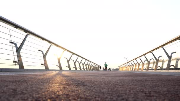 Free running chico corriendo al aire libre en la mañana, libertad — Vídeo de stock