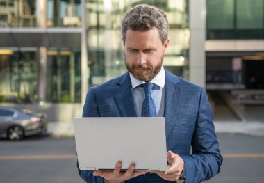 İnternet erişimi. e-postayı kontrol et Serbest çalışan adam blogu internete yükledi. İnternette yazıyorum. İş adamı