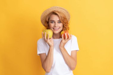 Vitamin ve diyet. Hasır şapkalı kadın sağlıklı yemek yiyor. gençlik sağlığı.