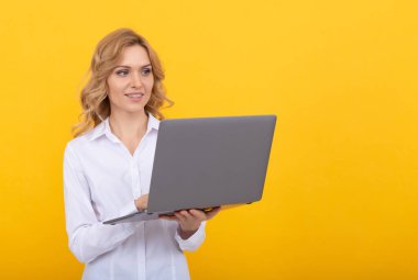 İş bilgisayarı iletişimi. Modern teknoloji. İnternet erişimi. e- postayı kontrol et.