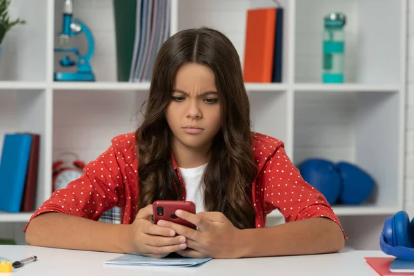 Tecnología de comunicación moderna. blogger adolescente grave uso de teléfono inteligente. de vuelta a la escuela. — Foto de Stock