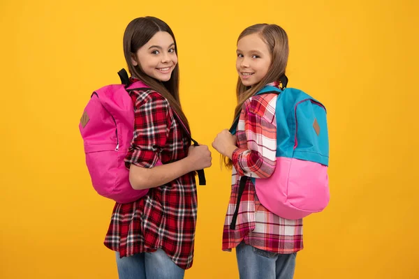 1. Infancia feliz. niños con bolsa escolar. amigable adolescente niñas llevar mochila. —  Fotos de Stock