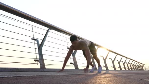 Sterke sportman met gespierde romp doen push-ups buiten, fit te blijven — Stockvideo