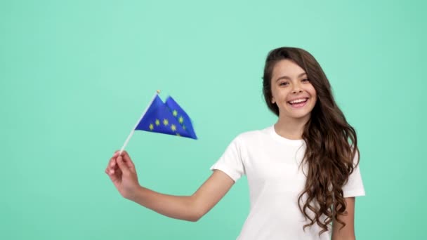 Gelukkig kind zwaaien Europese Unie vlag op blauwe achtergrond tonen duim omhoog, patriot — Stockvideo