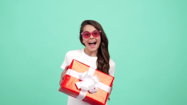 Amazed child in sunglasses hold present box for birthday, happy birthday — Stock Video