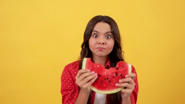 Glad tonåring flicka äter vatten melon skiva, vattenmelon — Stockvideo