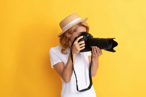 Professzionális nő fotós kamera szalma kalap, hogy fotó, fényképezés — Stock Fotó