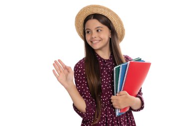 Hasır şapkalı çocuk çalışmaya hazır. Çocukluk gelişimi. Çocuk ödevini yapacak..