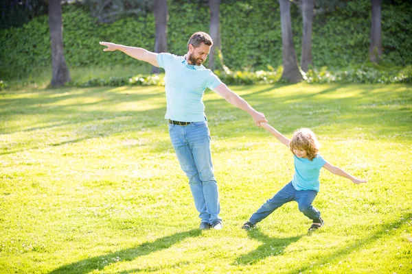 Niño feliz tirón padres mano jugando en verano al aire libre, diversión — Foto de Stock