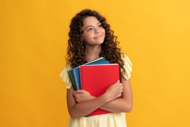 Okul kitaplarıyla, okulla mutlu çocuk eğitimi.