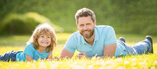 Paternidad y paternidad. Día de los padres. sonrientes padre e hijo divirtiéndose en el parque. valor familiar — Foto de Stock