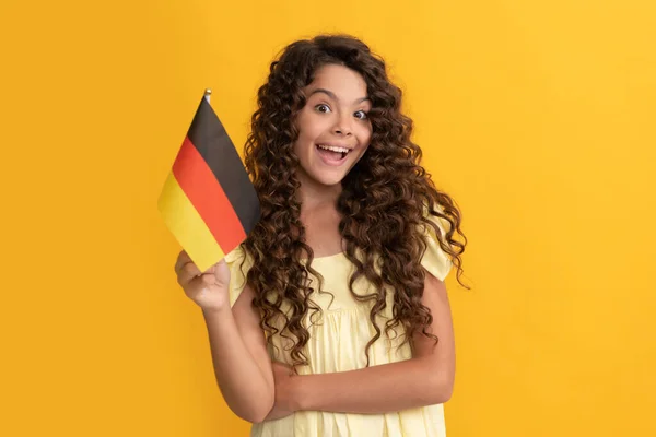 Utazás Németországba. ámulatba ejtett tini lány tartja német zászló. schengen országok. — Stock Fotó