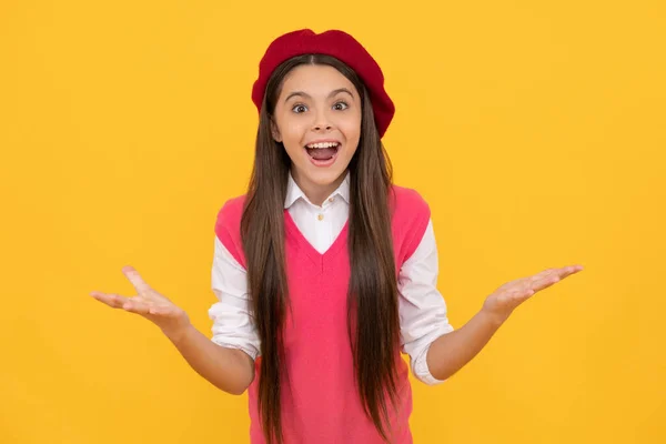 黄色の背景にフランス語のベレー帽の10代の女の子驚き — ストック写真